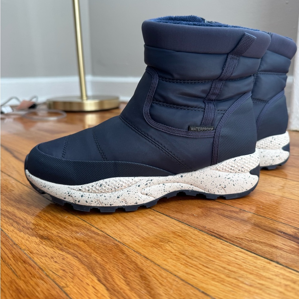 Baretraps navy blue waterproof boots US size 6, never worn y.